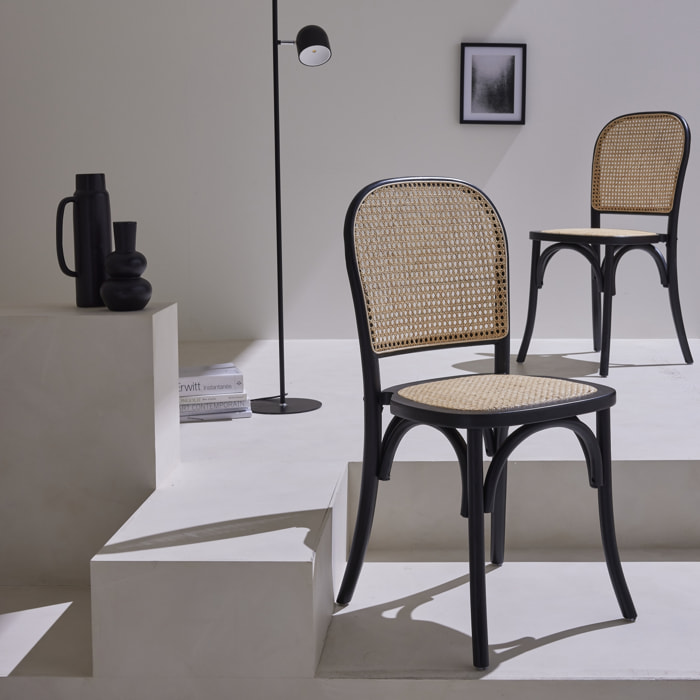 Lot de deux chaises vintage noires en bois avec assise et dossier en rotin