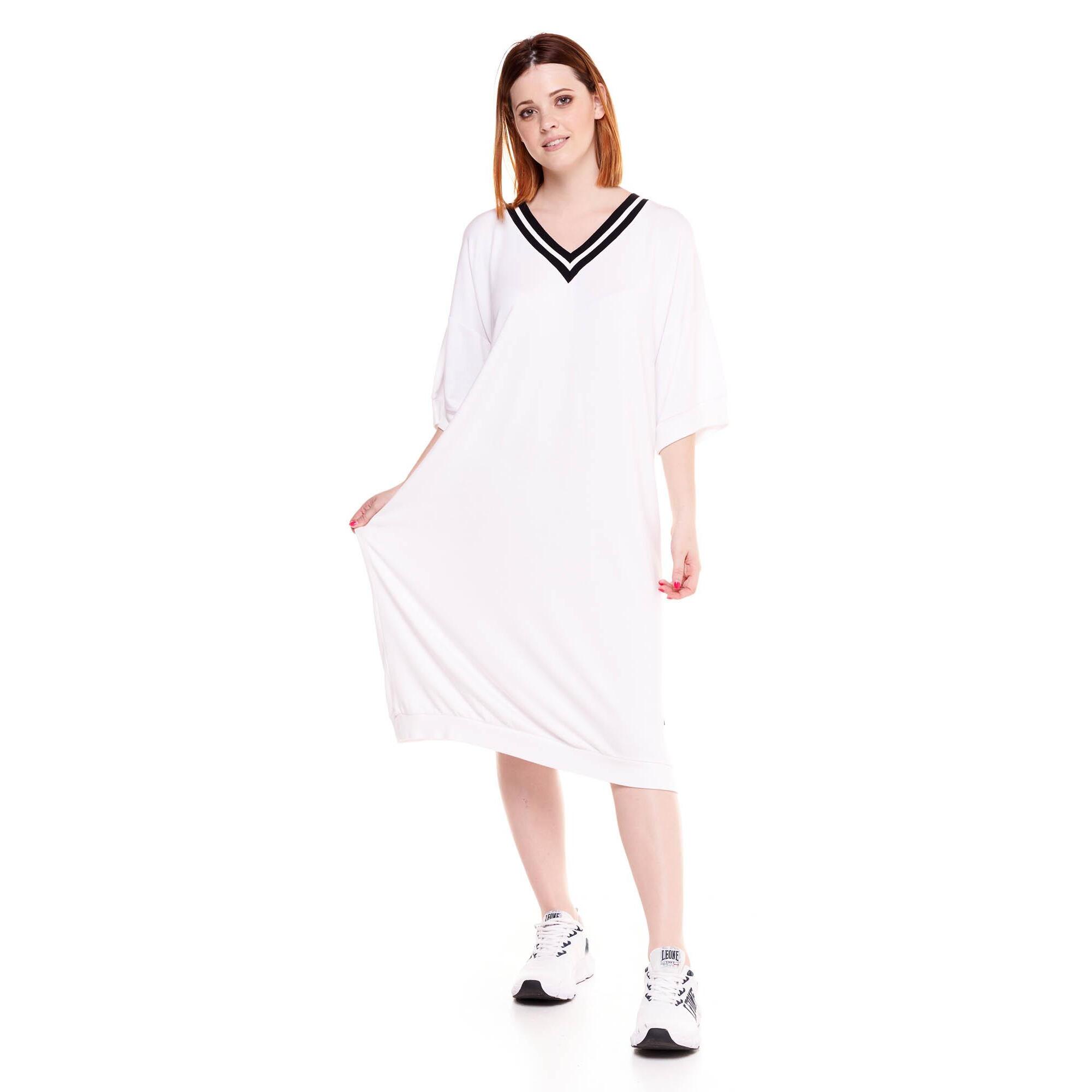 Vestido de mujer relajado en blanco y negro.
