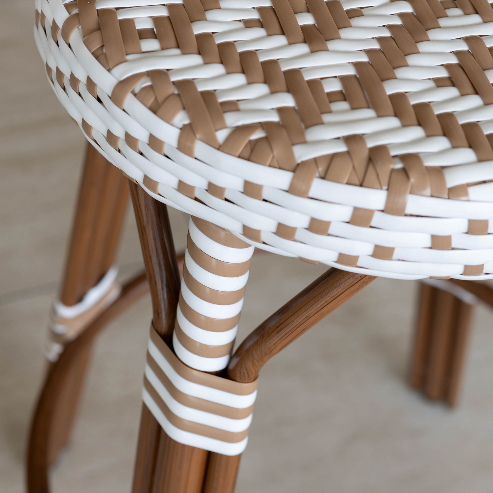 Tabouret haut d'extérieur en textilène tressé beige SCALA