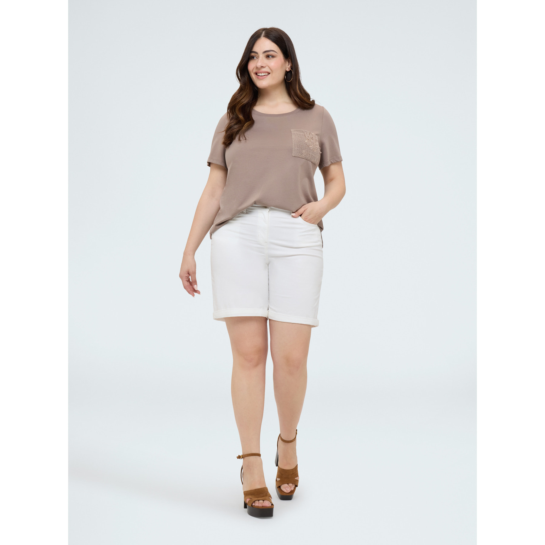 Fiorella Rubino - T-shirt in cotone con taschino in uncinetto e paillettes - Marrone