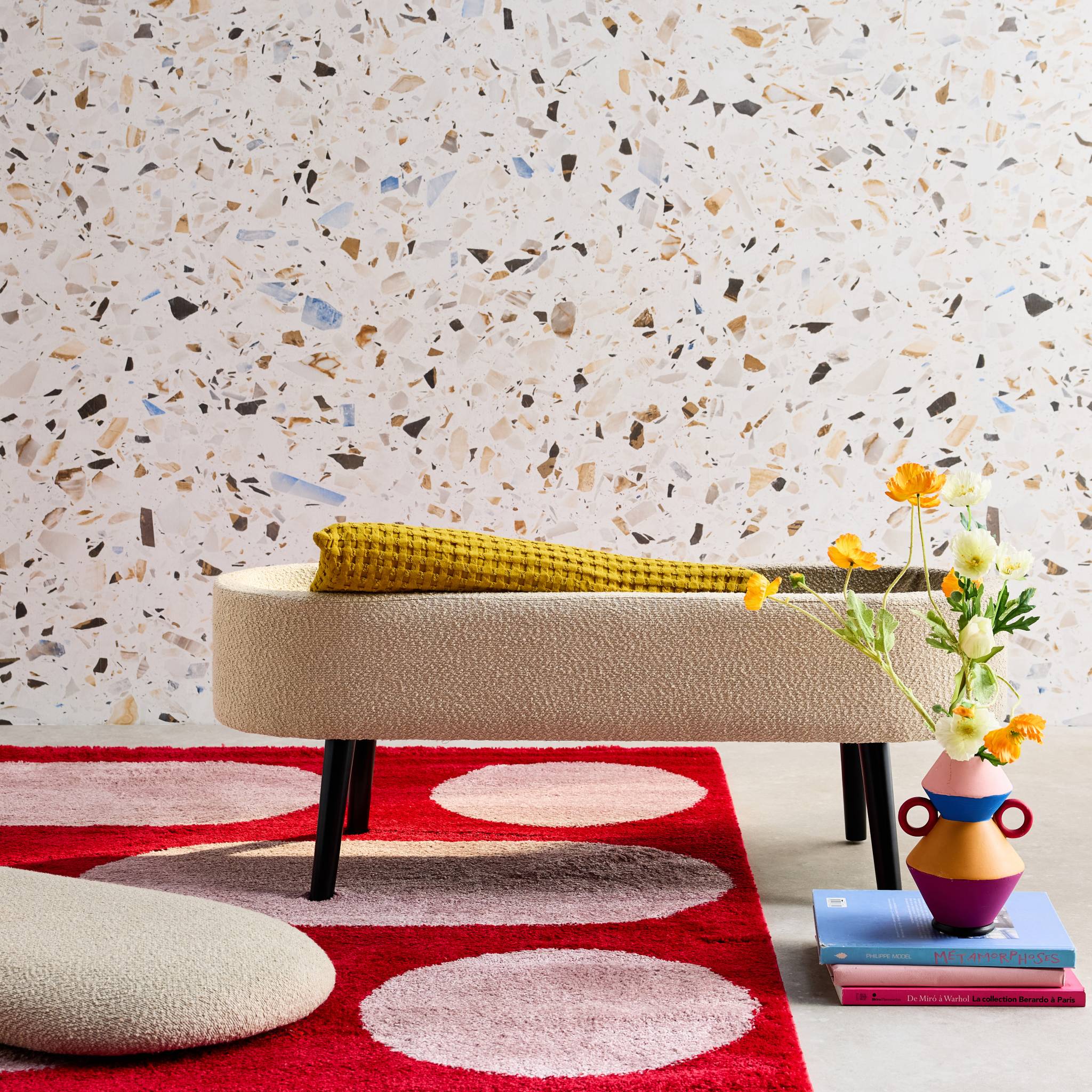 Banc coffre. bout de lit avec revêtement bouclette texturée. beige. pieds en bois noir. L 112 x 44 x 50cm