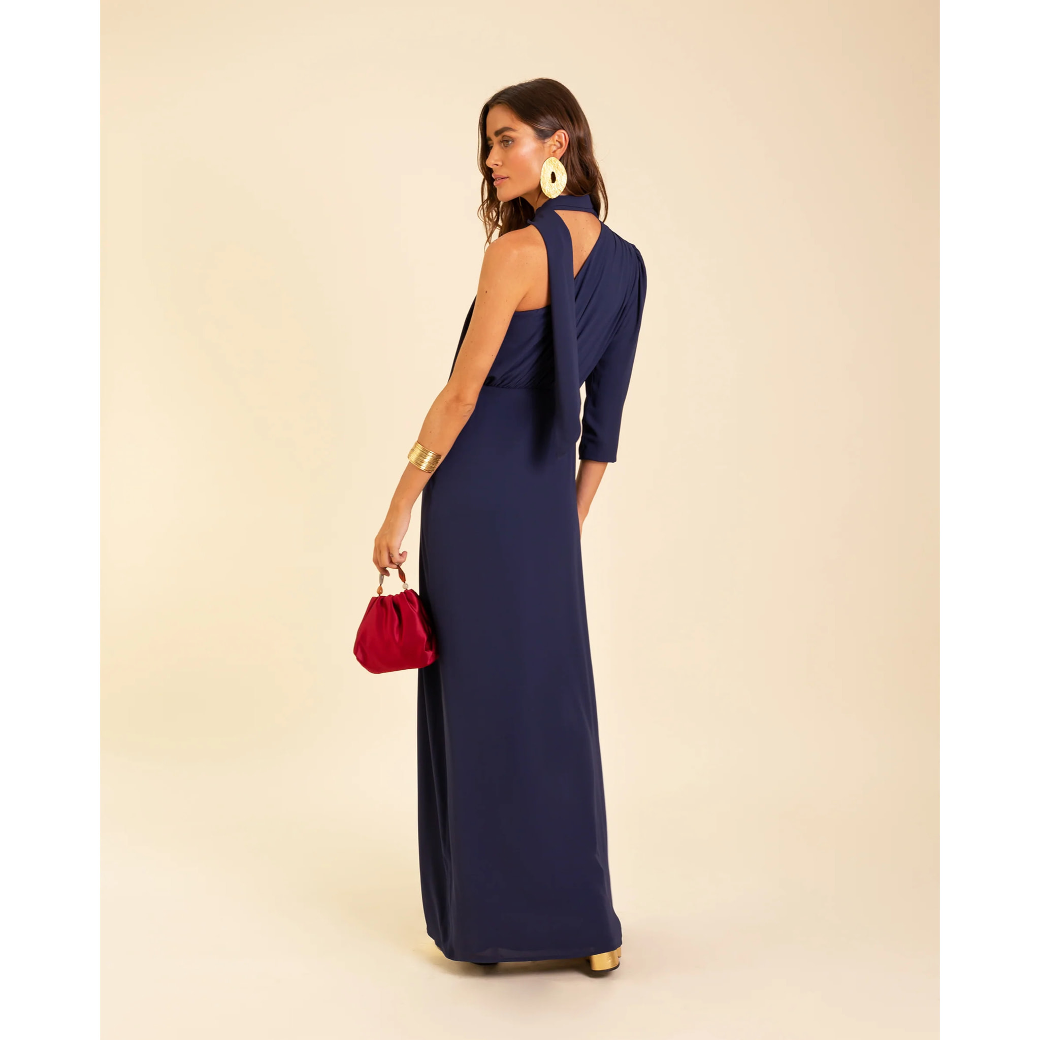 Vestido largo asimétrico con abertura.
