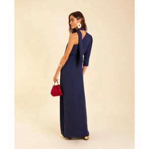 Vestido largo asimétrico con abertura.
