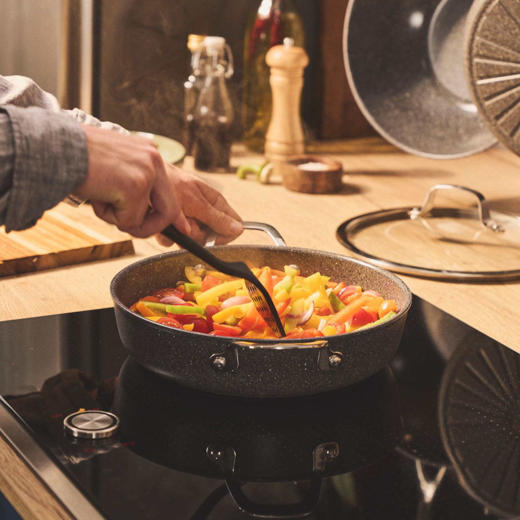 Sauteuse avec poignée avec couvercle, 28 cm, Aluminium