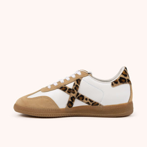 Zapatilla casual blanca con detalles en animal print y serraje arena MUNICH BARRU 227