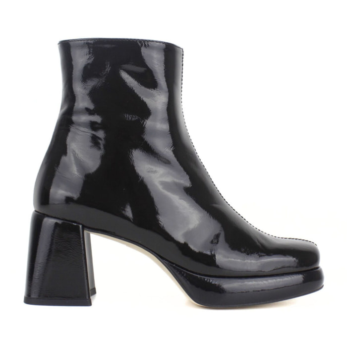 Botine charol negro con plataforma. Tacón de 7 cm