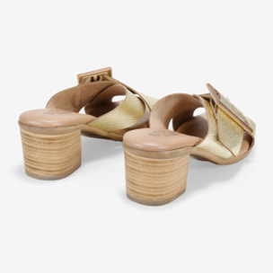 Sandalias con tacón doradas en piel