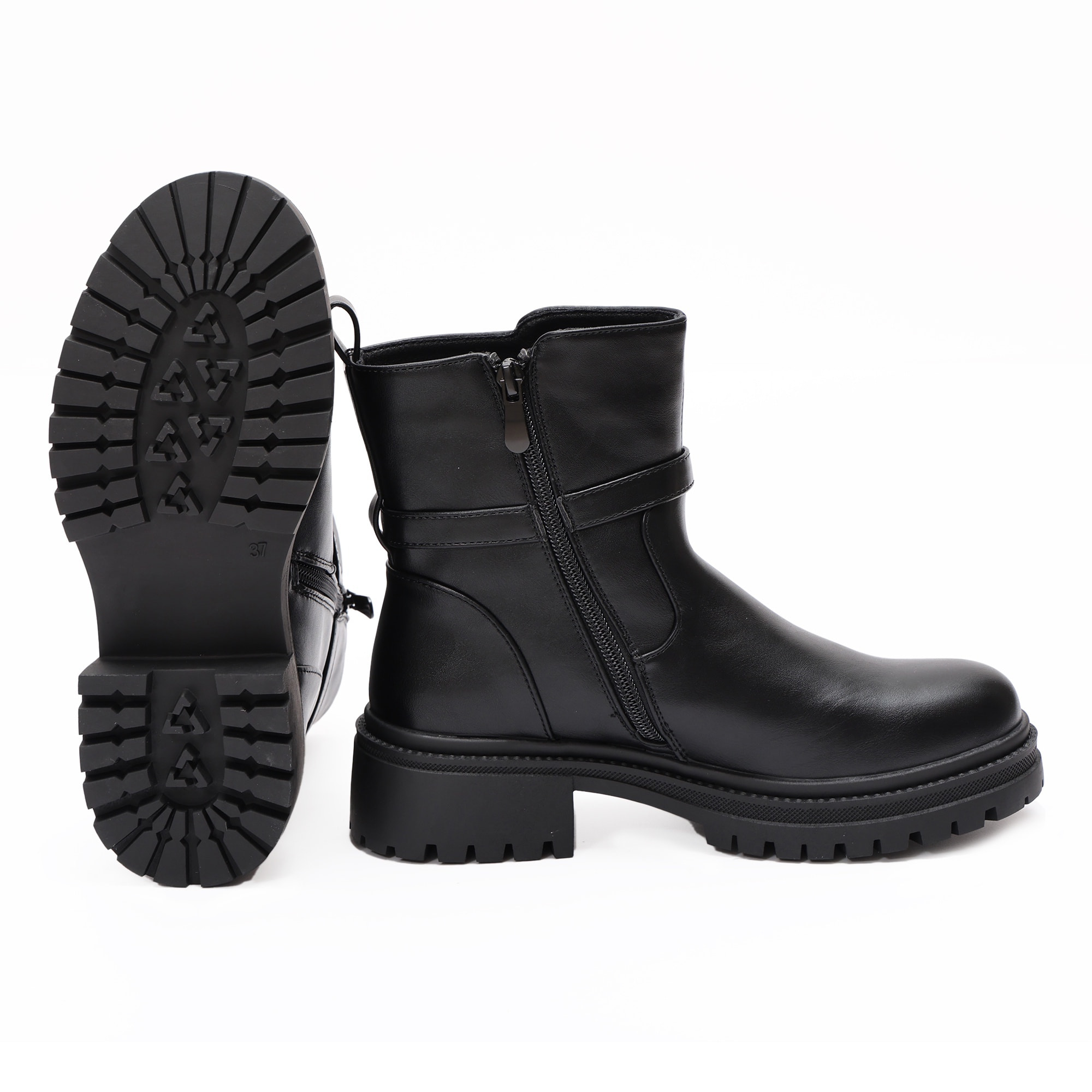 Stivaletti in simil pelle con fibbia dorata