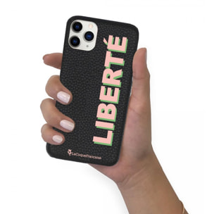 Coque iPhone 11 Pro effet cuir grainé noir Liberté rose et vert Design La Coque Francaise