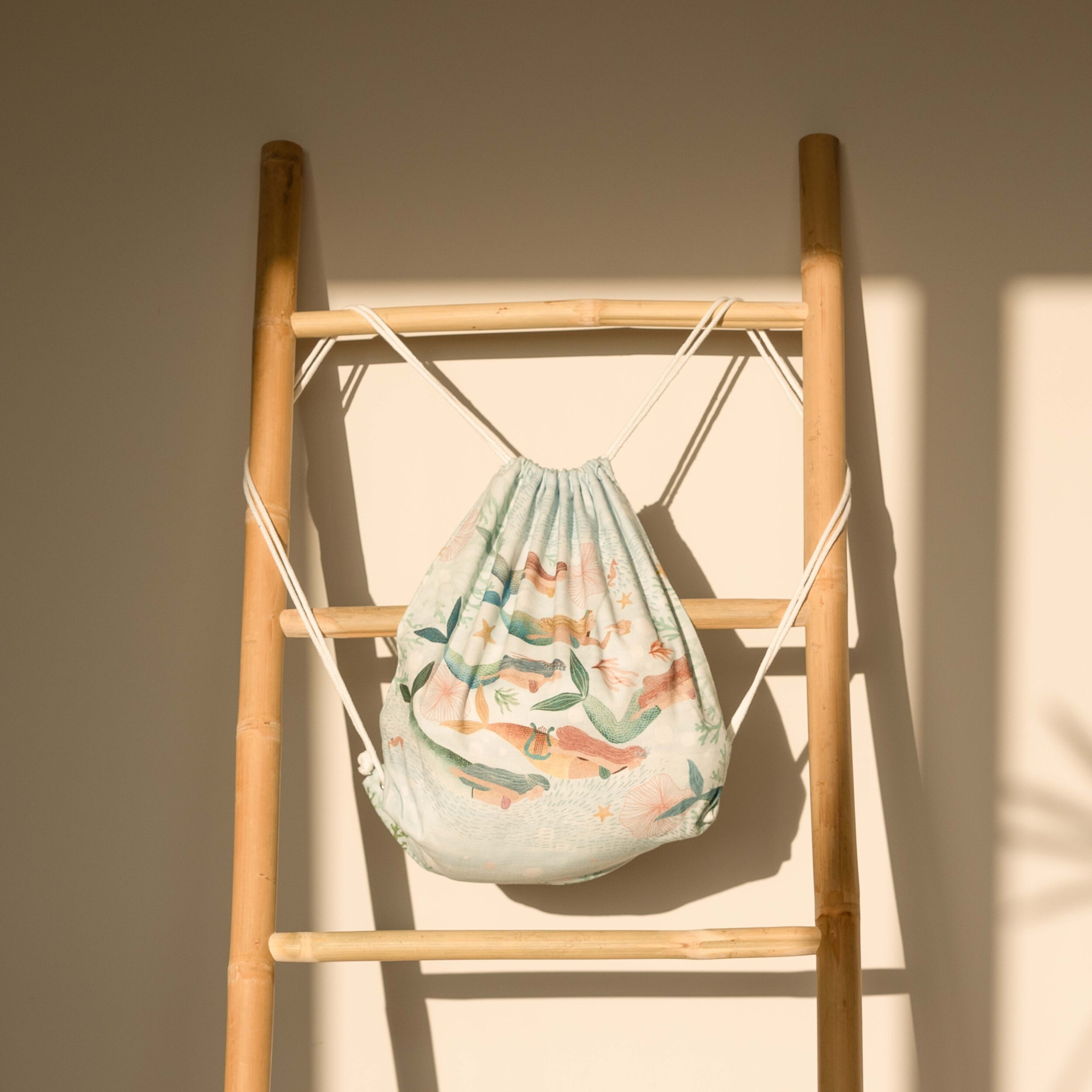 Naturals - Mochila Saquito - Cierre Cordón - Práctica y Espaciosa - 100% Algodón - Sirenas