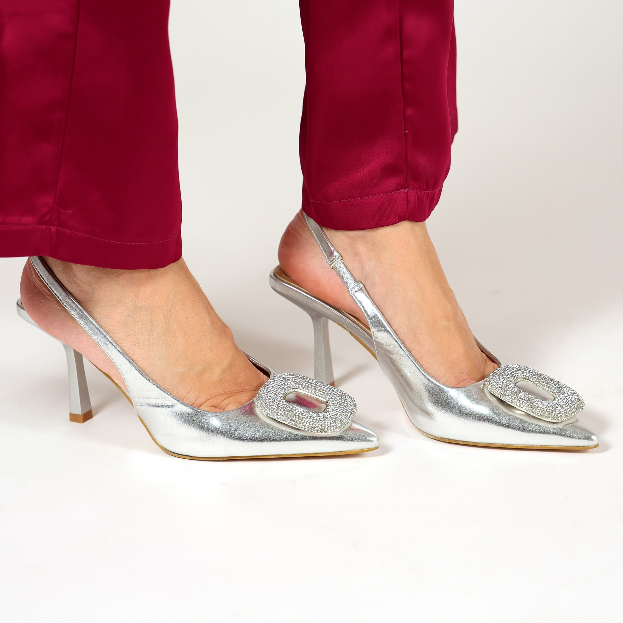 Dècolletè slingback in simil pelle con dettaglio strass sulla punta