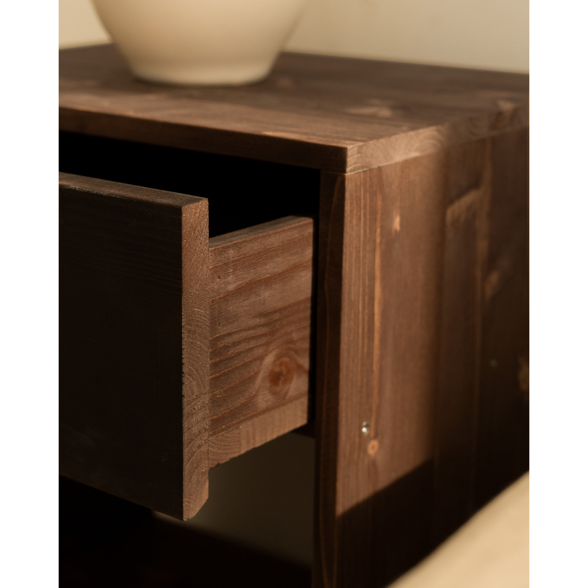 Pack de 2 mesitas de madera maciza con un cajón en tono nogal de varias medidas