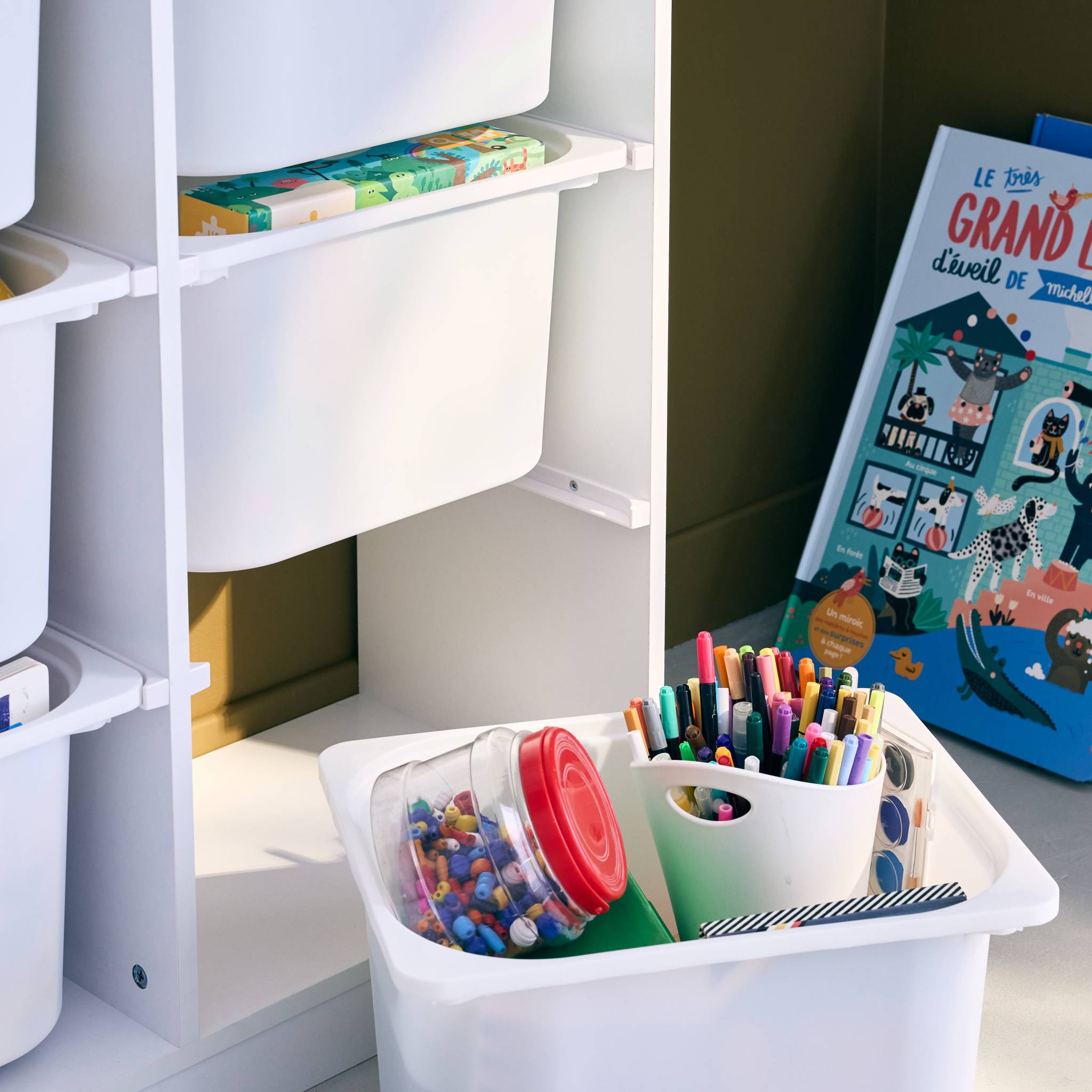 Meuble de rangement enfant. blanc. 6 bacs de rangement en plastique