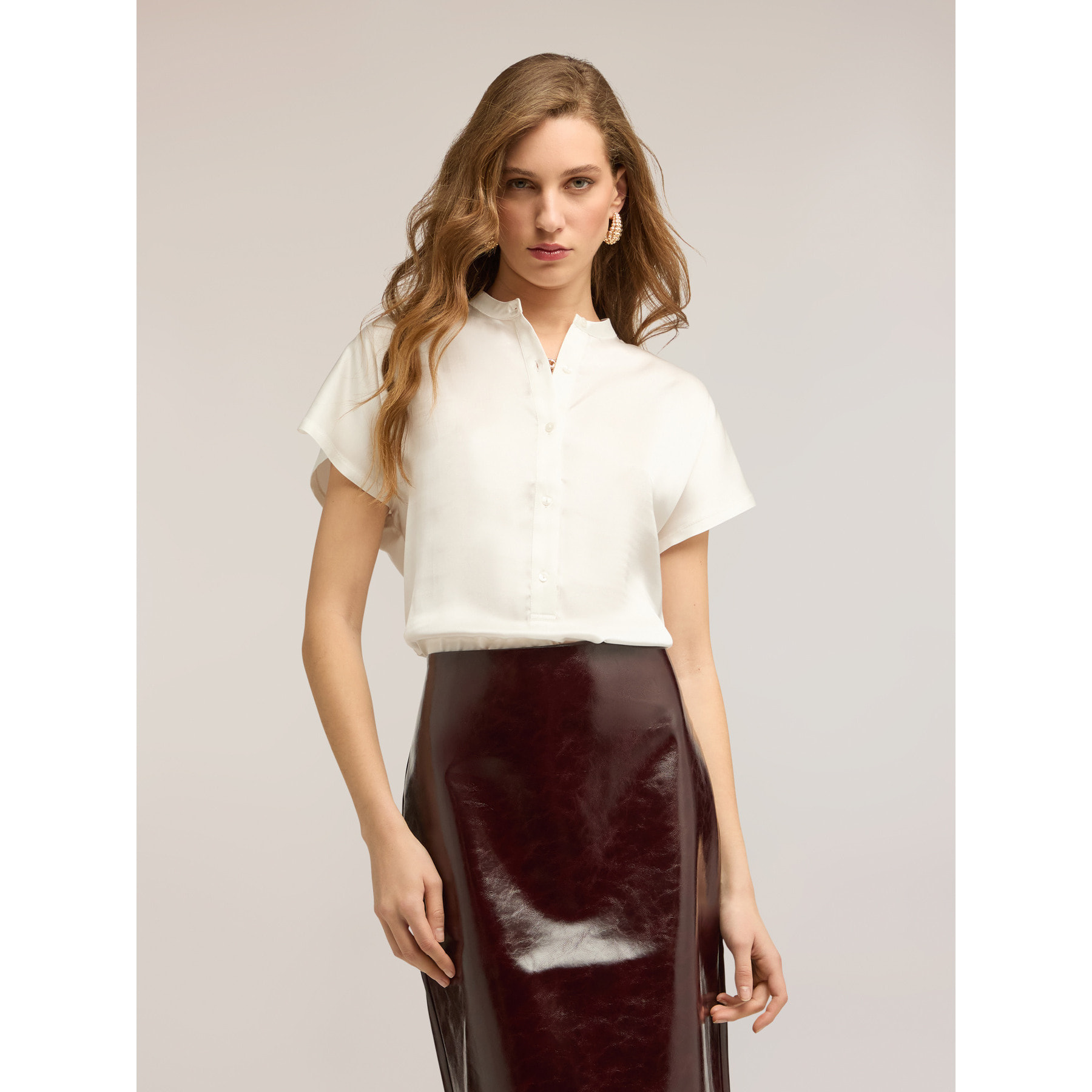 Motivi - Camiseta de raso con escote de serafina - Blanco