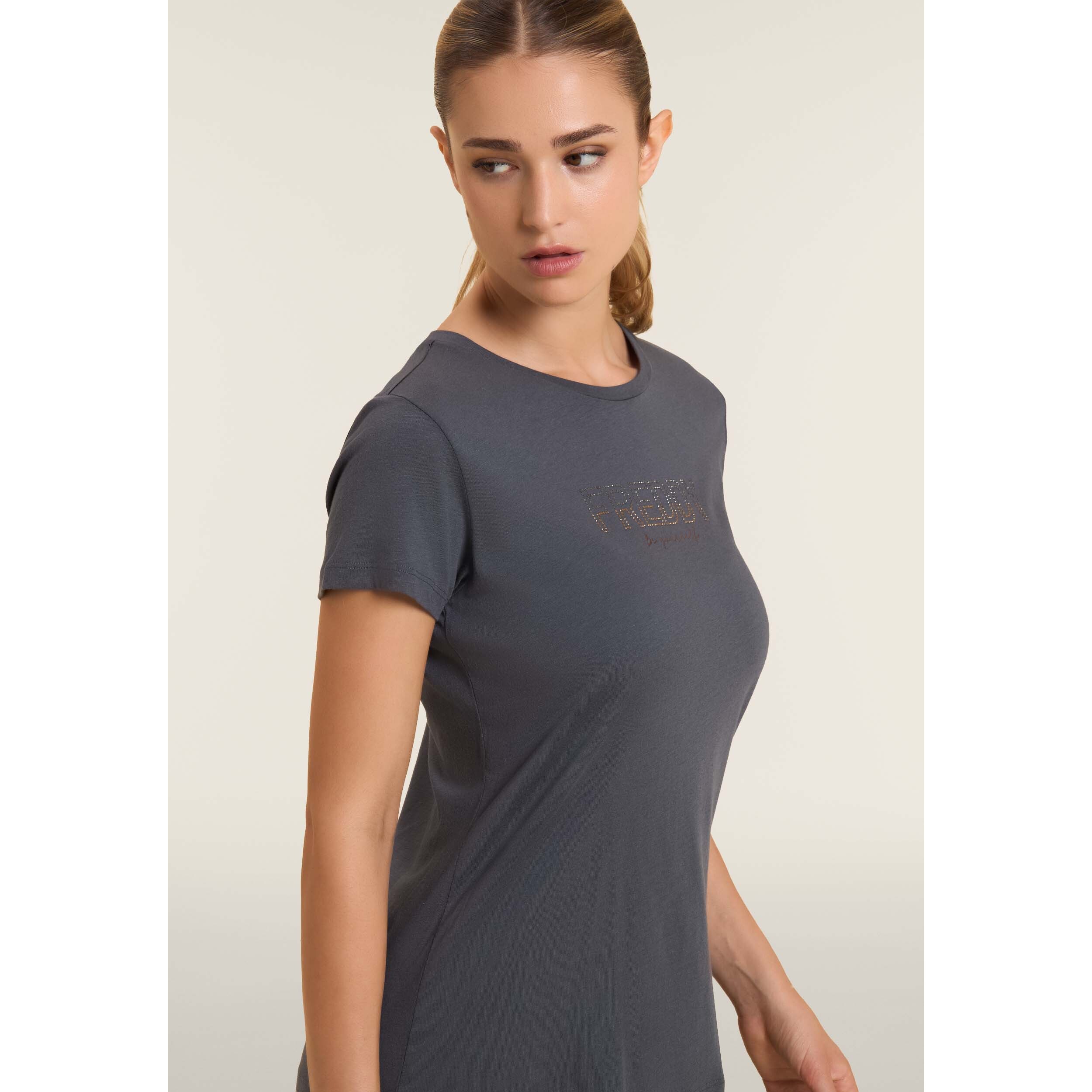 T-shirt donna con mini spacchi laterali e logo in strass