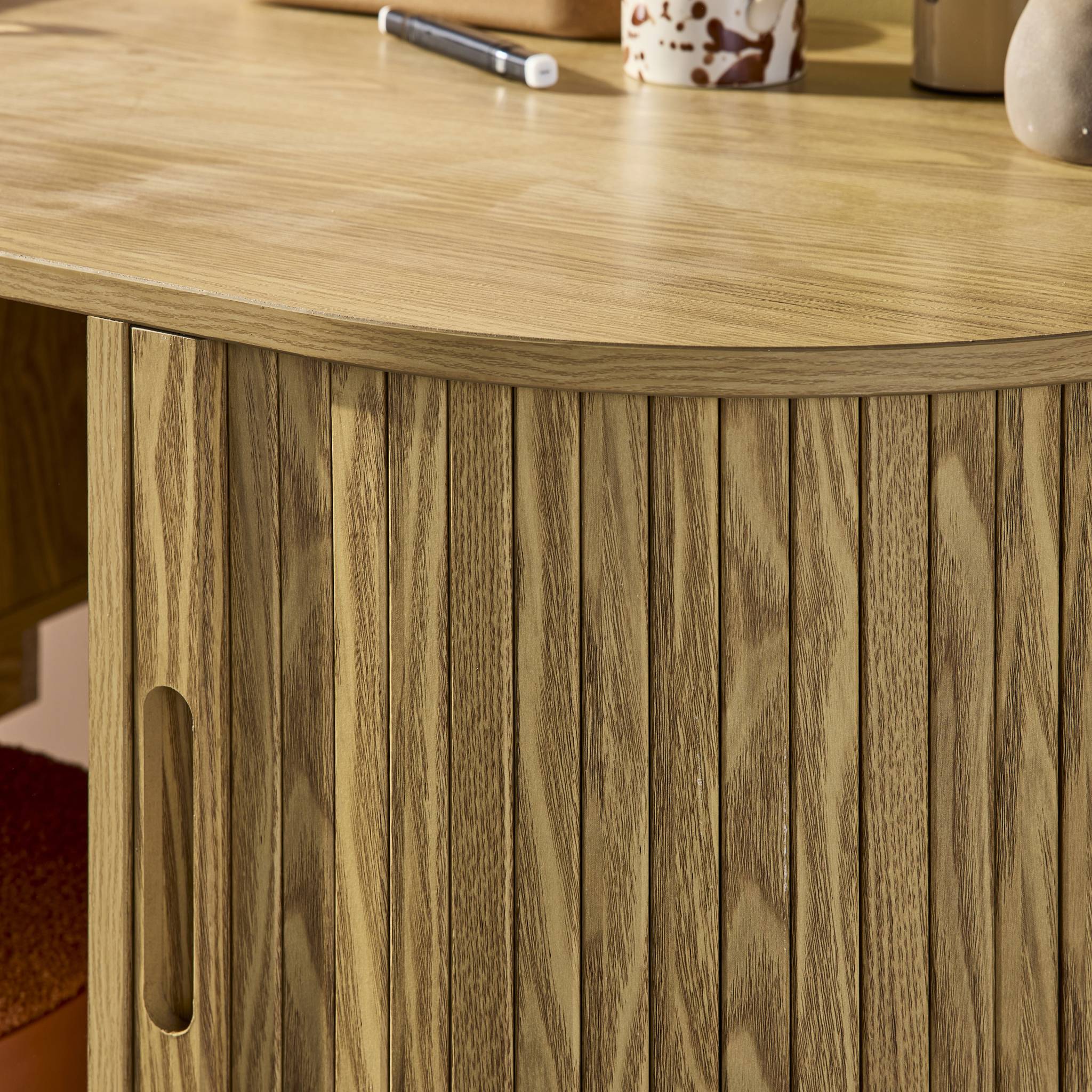 Bureau ovale effet bois rainuré avec deux espaces de rangement. L 120 x P 55 x H 77 cm