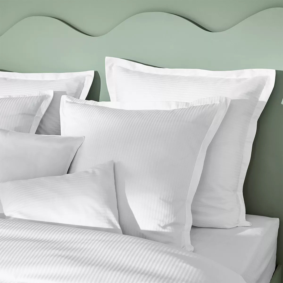 Lot h.couette +taies satin de coton jeu d'unis blanc Palace raye blanc