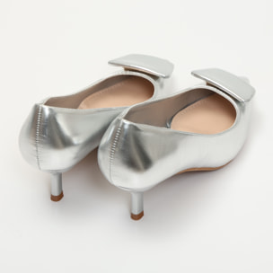 Dècolletè pumps in simil pelle con tacco basso e dettaglio sulla punta