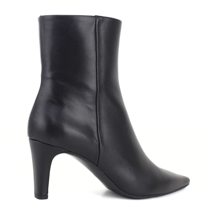 Botin en negro. Tacón de 7 cm