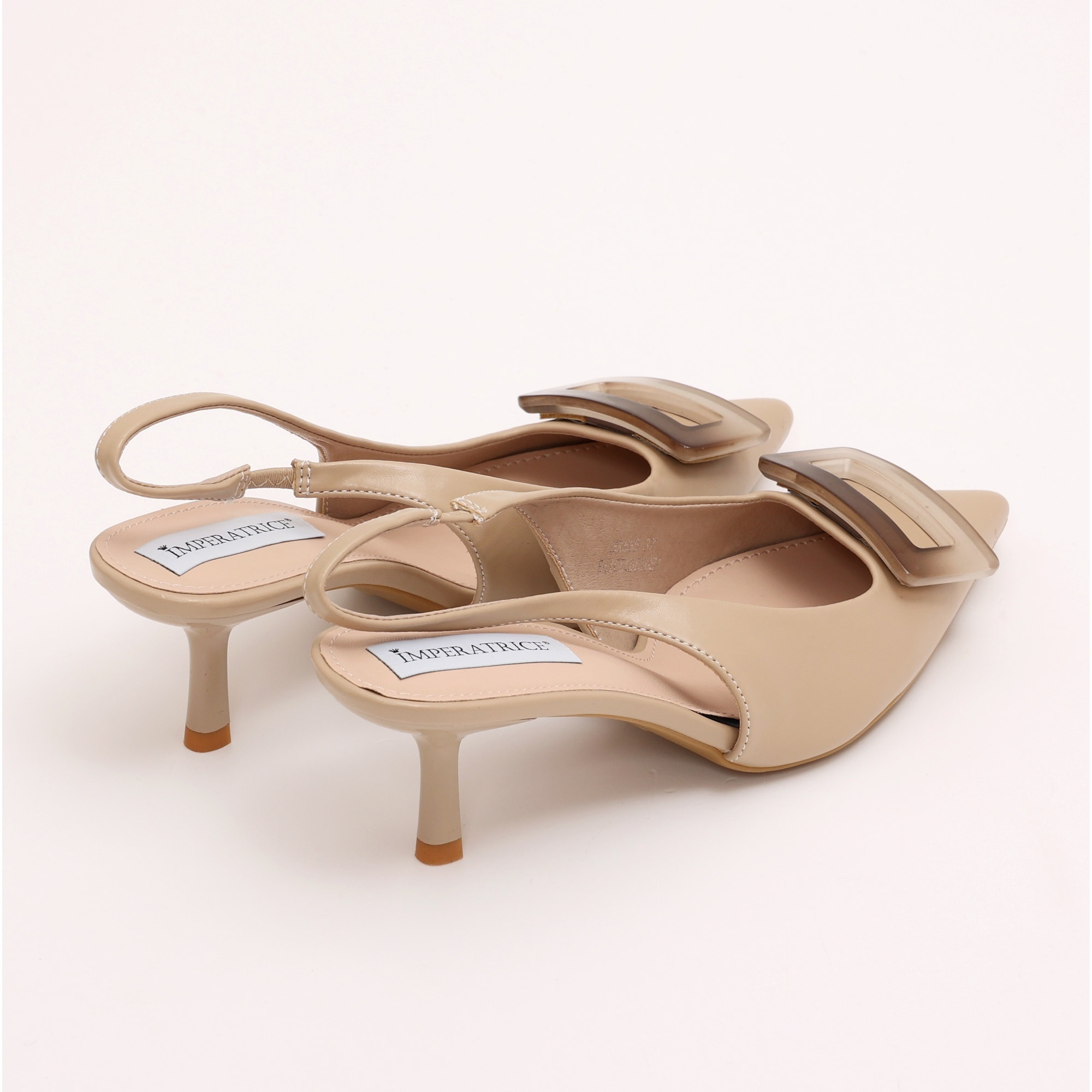 Dècolletè slingback in simil pelle con applicazione sulla punta