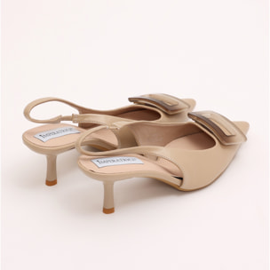 Dècolletè slingback in simil pelle con applicazione sulla punta