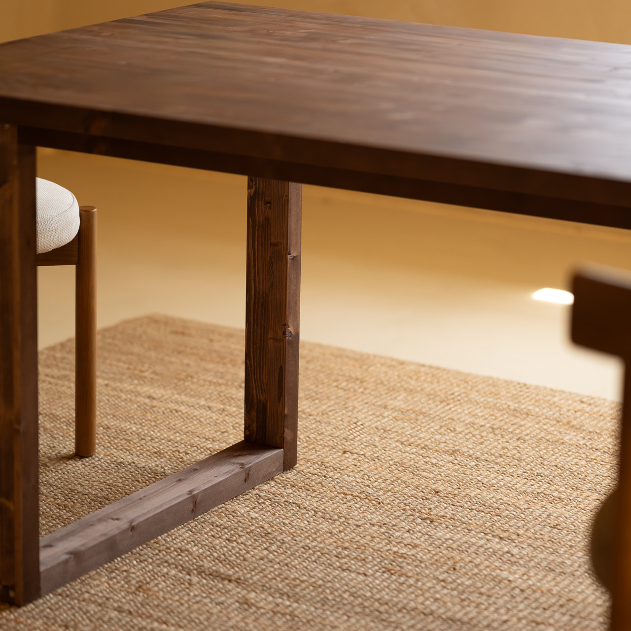 Mesa de comedor de madera maciza en tono nogal de varias medidas