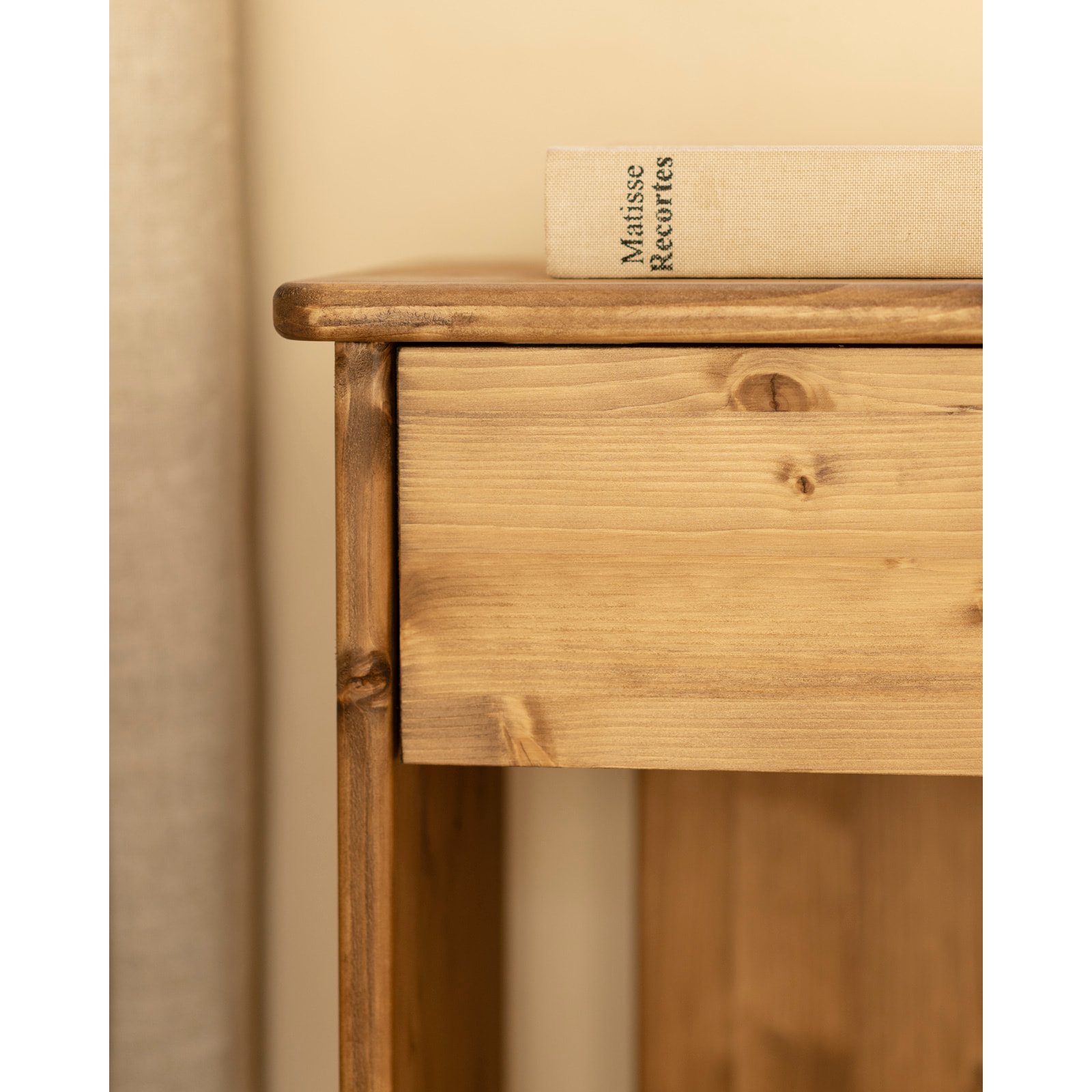 Mesita de noche de madera maciza en tono roble oscuro de 50x42cm Alto: 50 Largo: 42 Ancho: 27