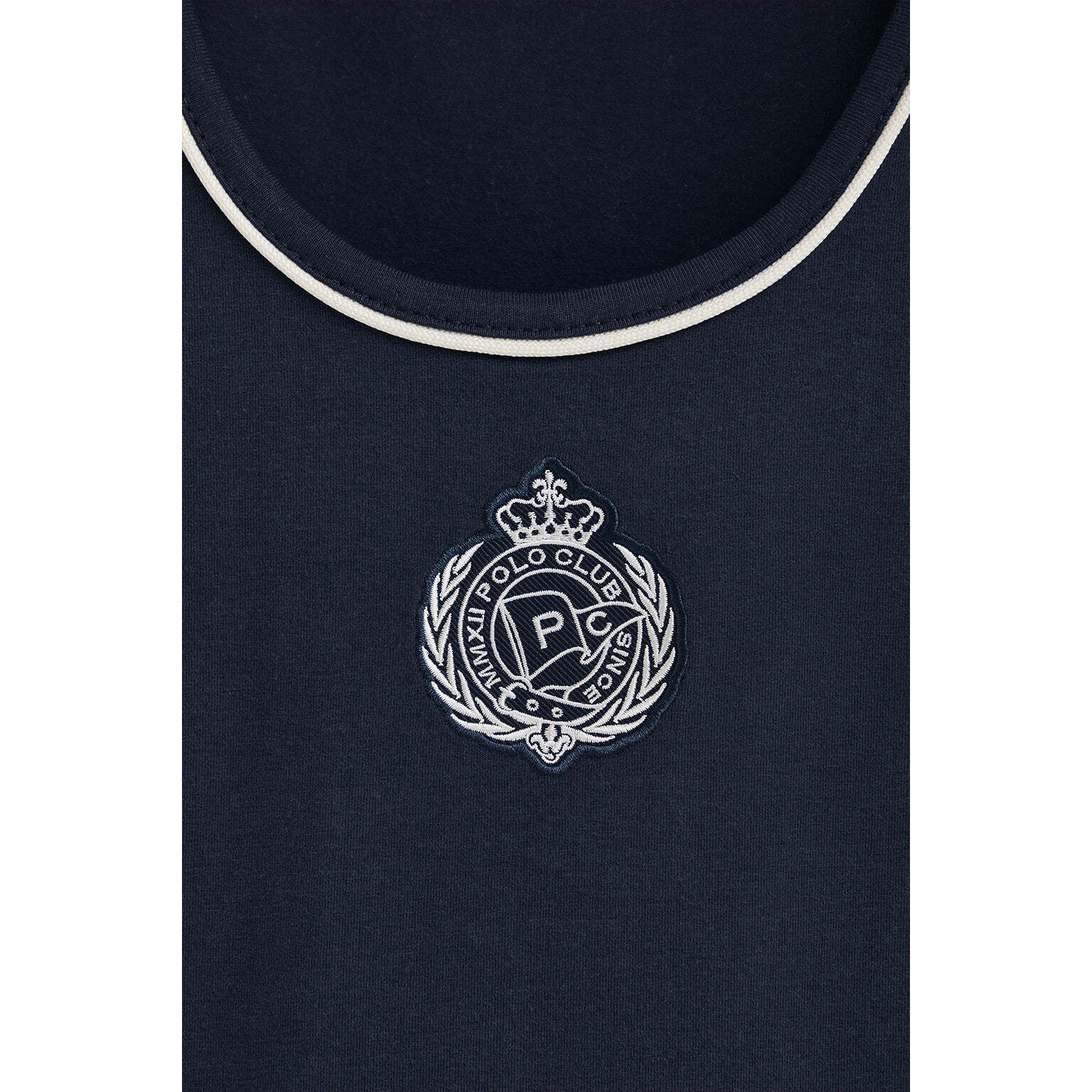 Camiseta azul marino de tirantes con escudo náutico