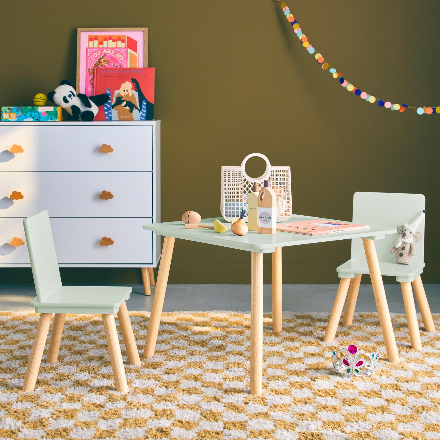 Table carrée enfant avec 2 chaises. pieds en pin. vert