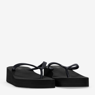 Sandalias de dedo negras con cuña