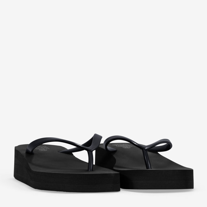 Sandalias de dedo negras con cuña