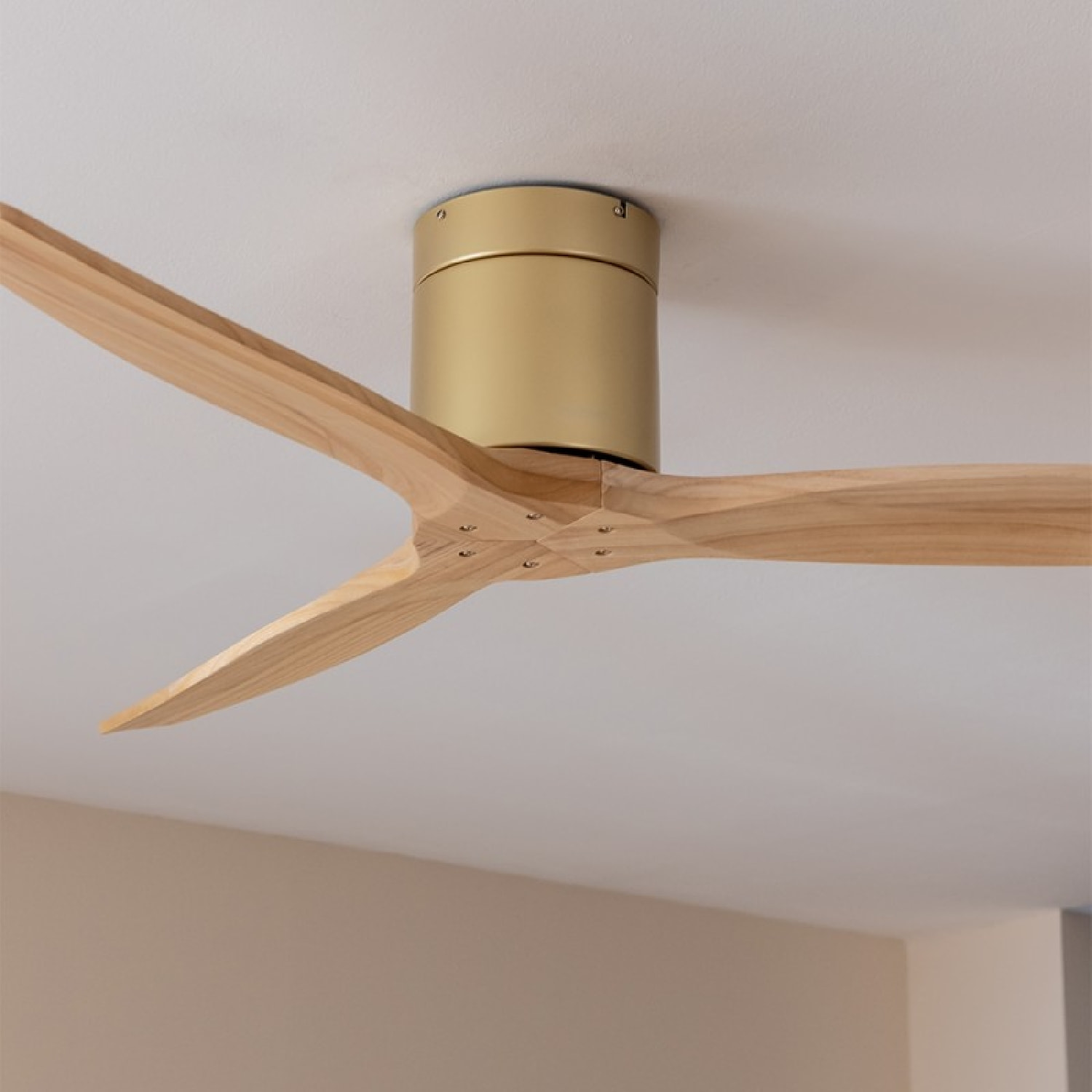 Ventilatori da soffitto EnergySilence Aero 5500 Aqua GoldWhiteWood Connected Cec