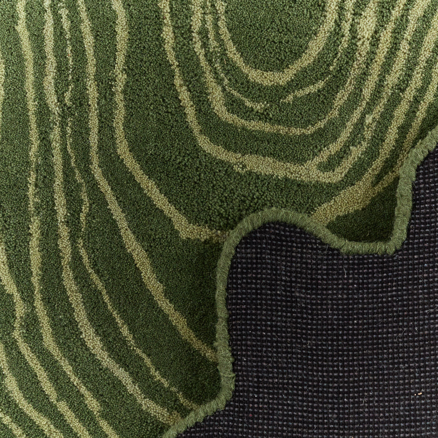 PANTONE - Tapis en laine fait main CEDRE BLANC à motif vert