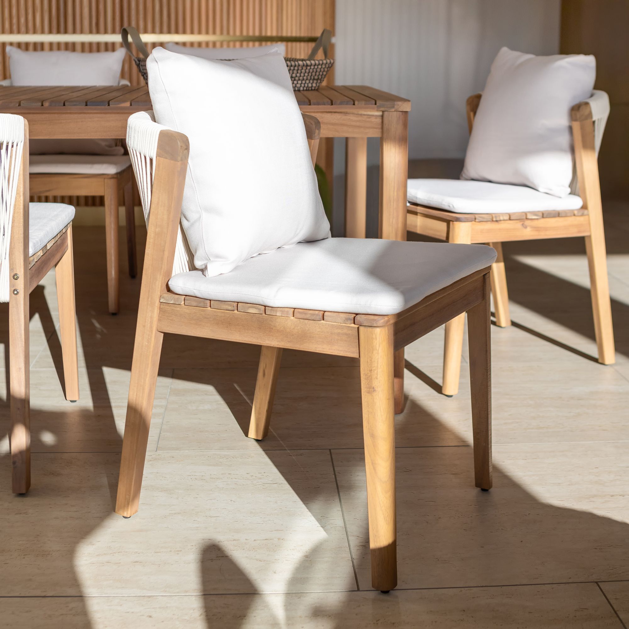 Ensemble de jardin table et 10 chaises en bois avec coussin FIDJI