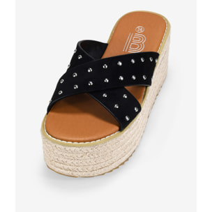 Sandalias de plataforma negras con rafia y tachas