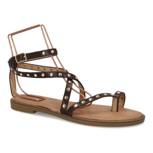 Sandalia plana con tiras y tachuelas para mujer.