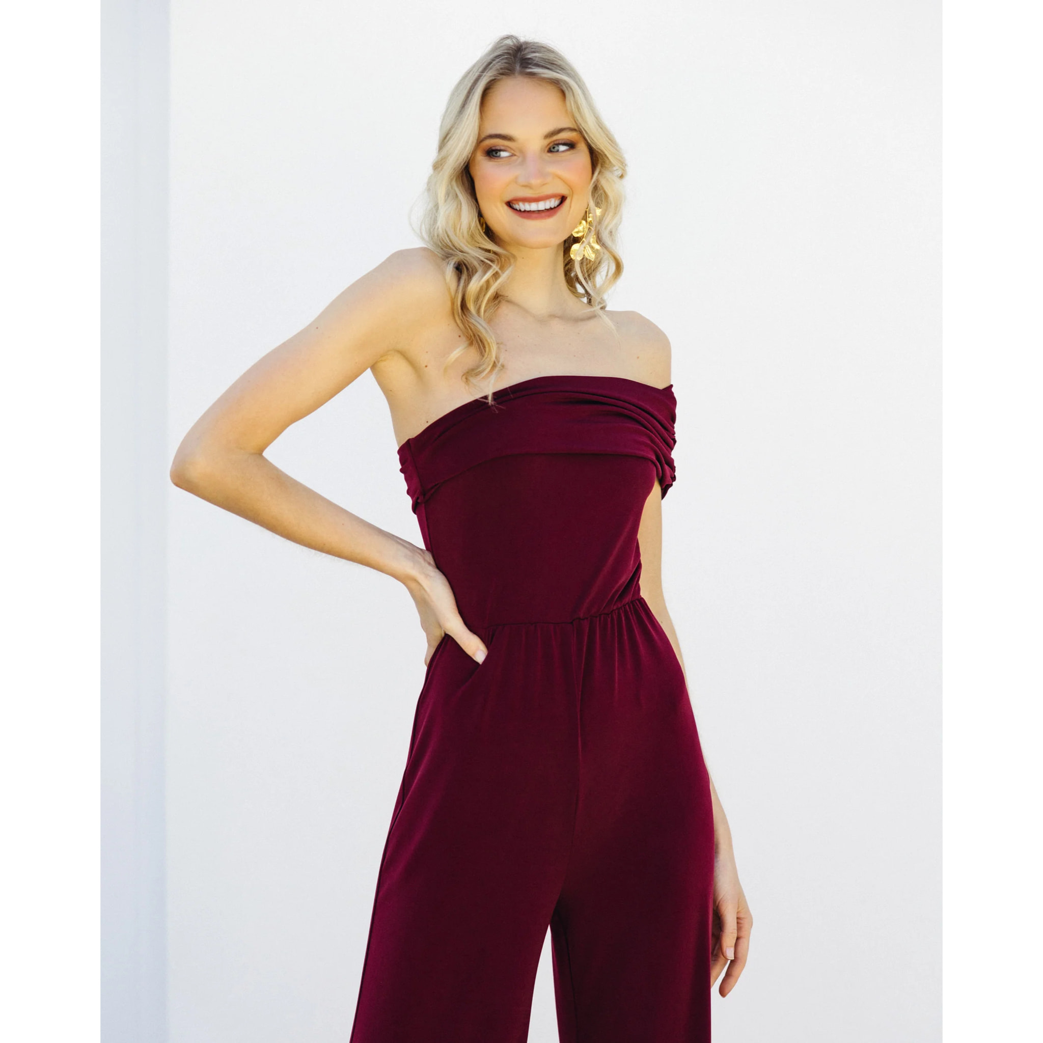 Mono de mujer escote bardot asimétrico