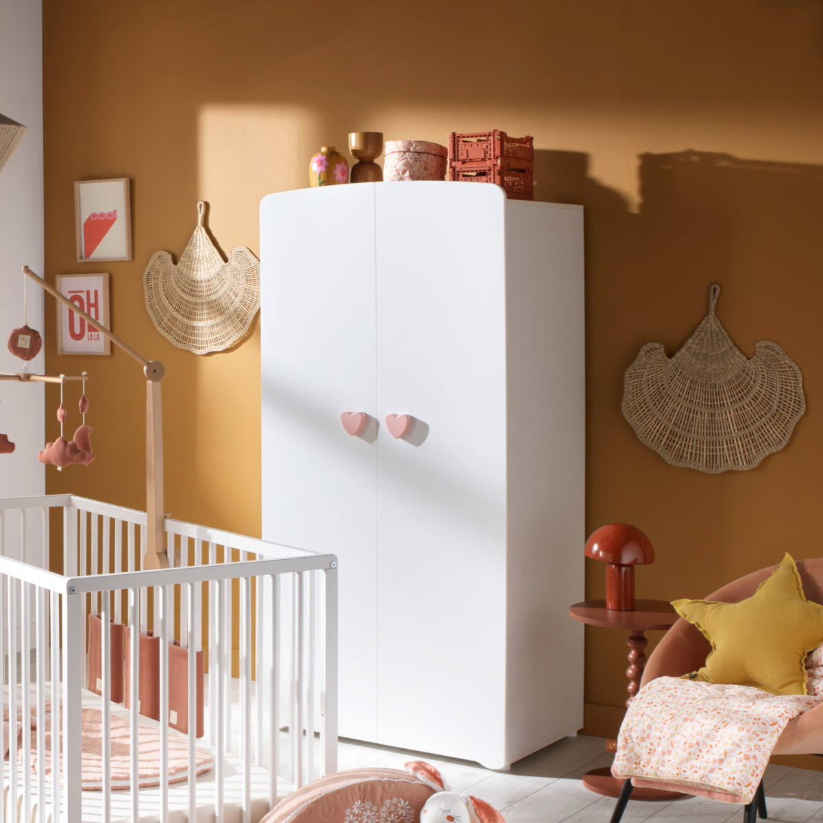 Chambre bébé complète Basic, Lit 120x60 tout barreaux, Commode à langer 3 tiroirs et Armoire 2 portes