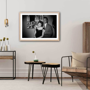 Affiche photo d'acteurs - Yves Montand et Elisabeth Manet , 1955 Affiche + cadre en bois - Chêne