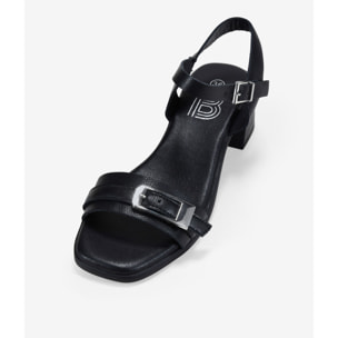 Sandalias de tacón negras con hebilla metálica