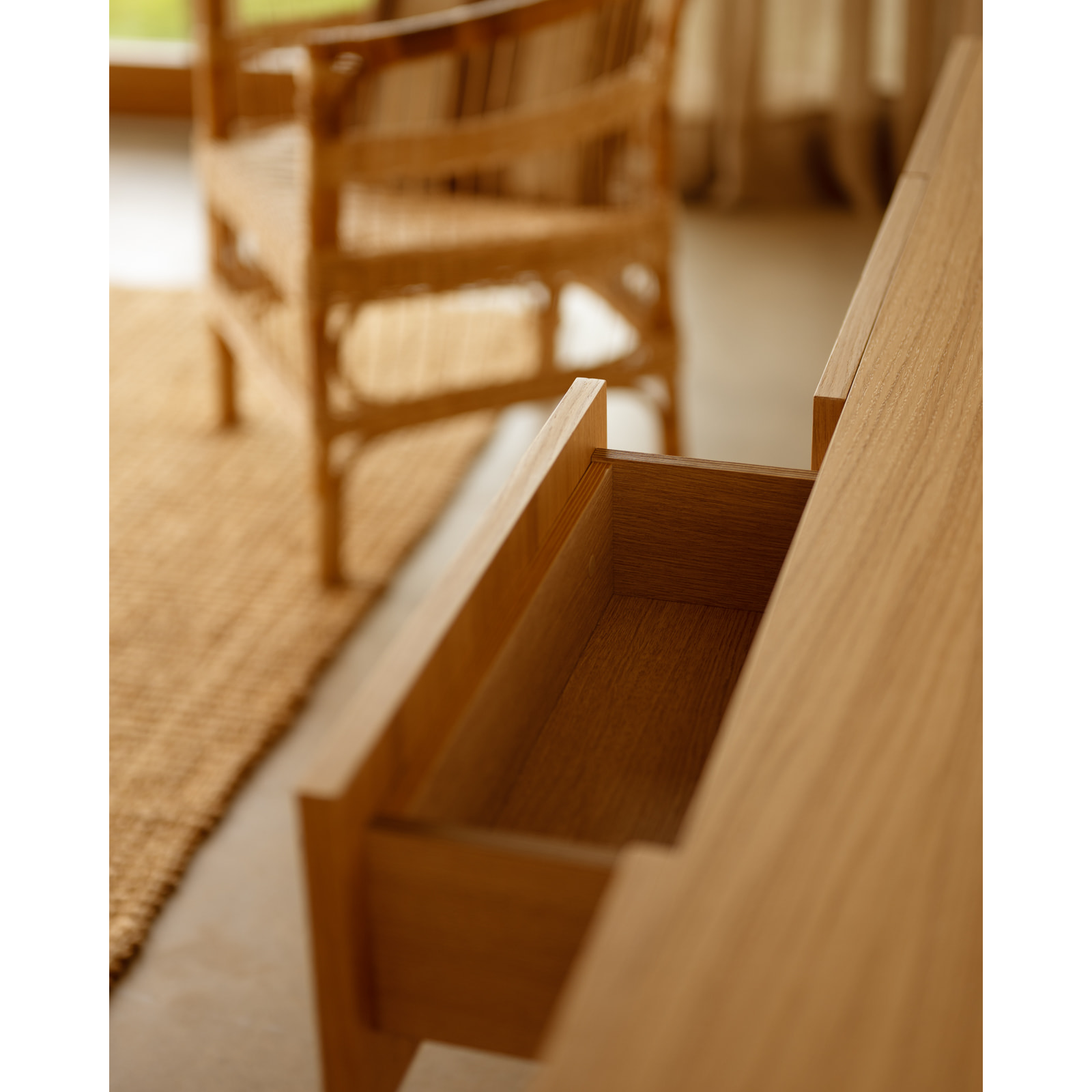 Aparador con 4 cajones de chapa de madera de roble natural de 176x40cm Alto: 75 Largo: 176 Ancho: 40