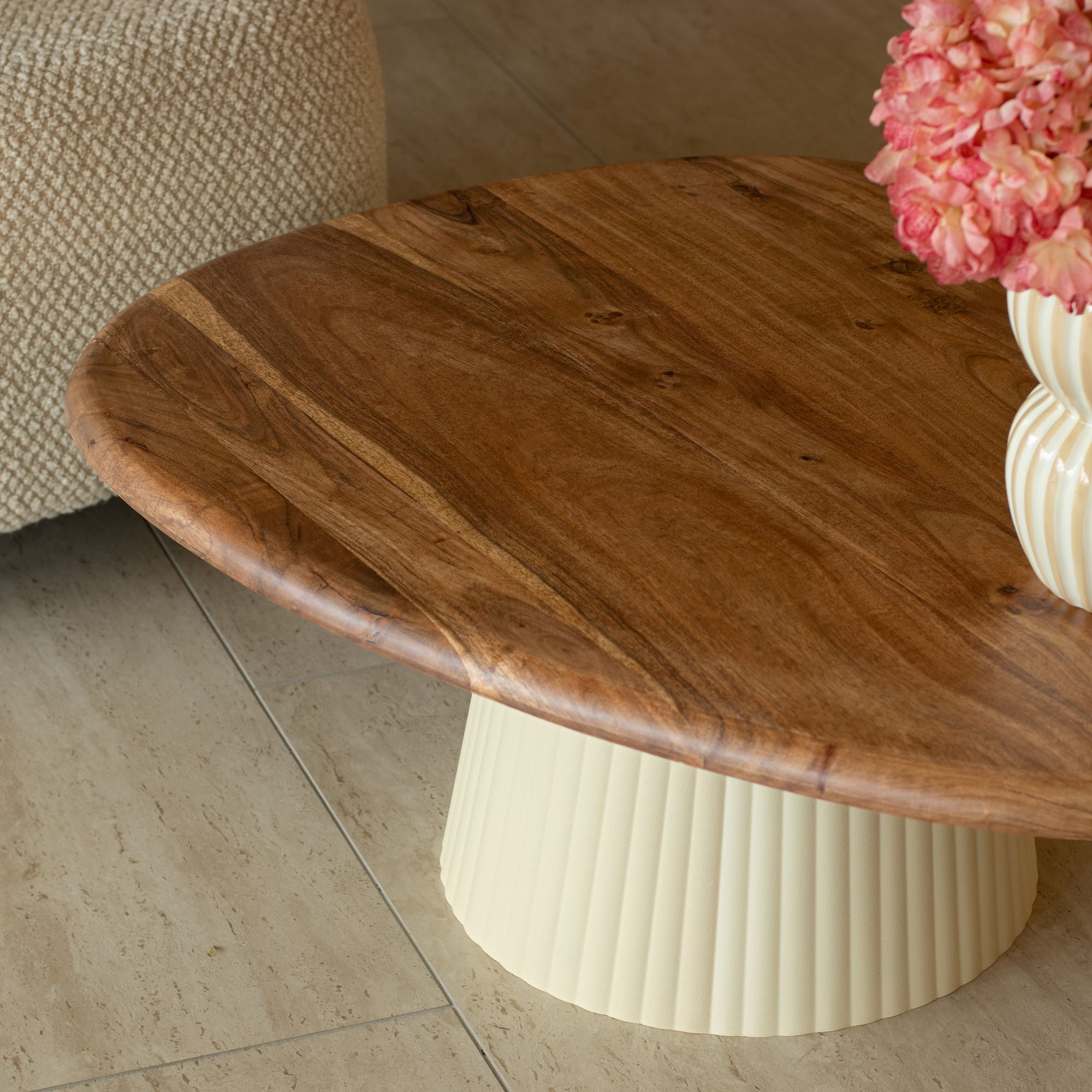 Table basse en bois d'acacia et pied en métal écru MALMO