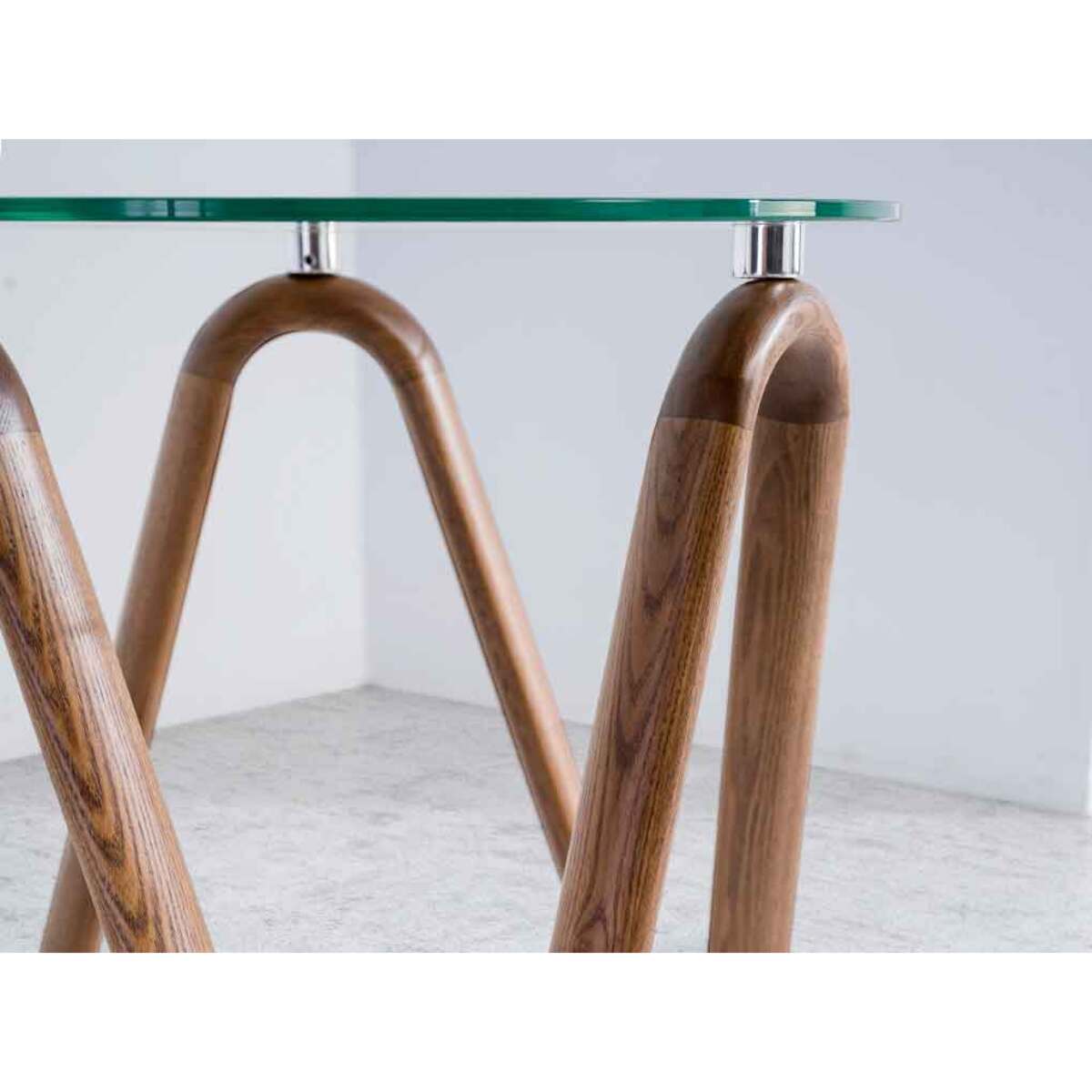 Mesa rincón redonda con tapa de cristal templado y patas de madera en nogal 115x115x38cm