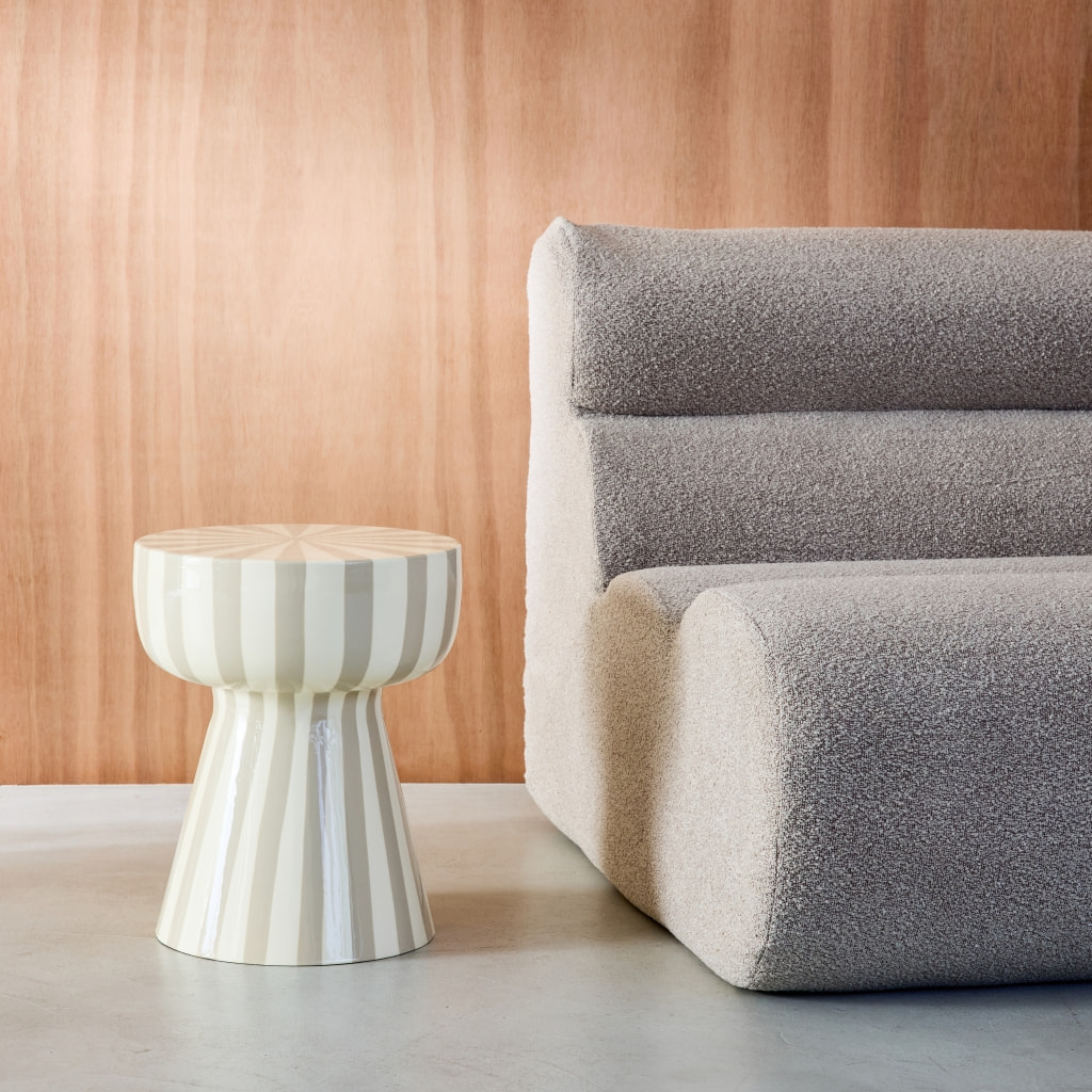 Table d'appoint. bout de canapé. table de chevet. acier émaillé rayures bicolore. gris beige et blanc. Ø34 x H41cm