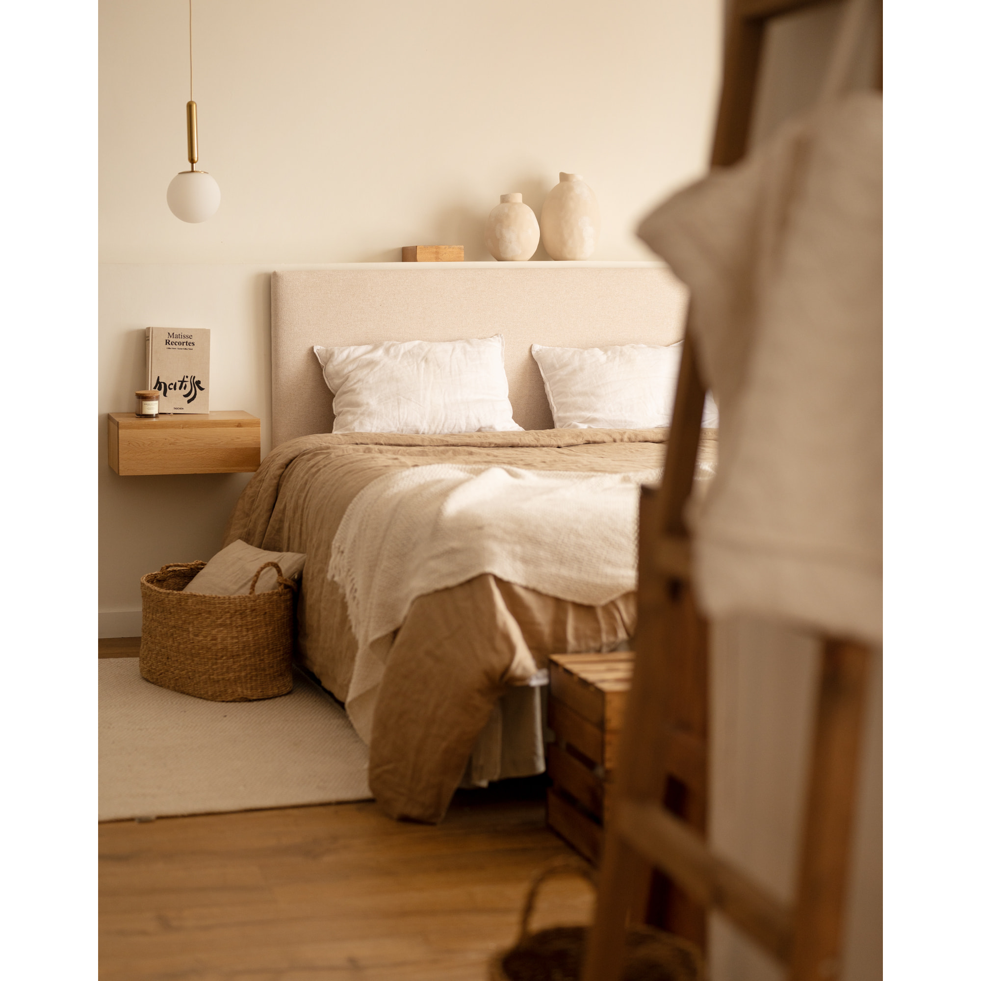 Pack tête de lit rembourrée beige et 2 tables de chevet flottantes en bois massif ton chêne foncé en différentes tailles