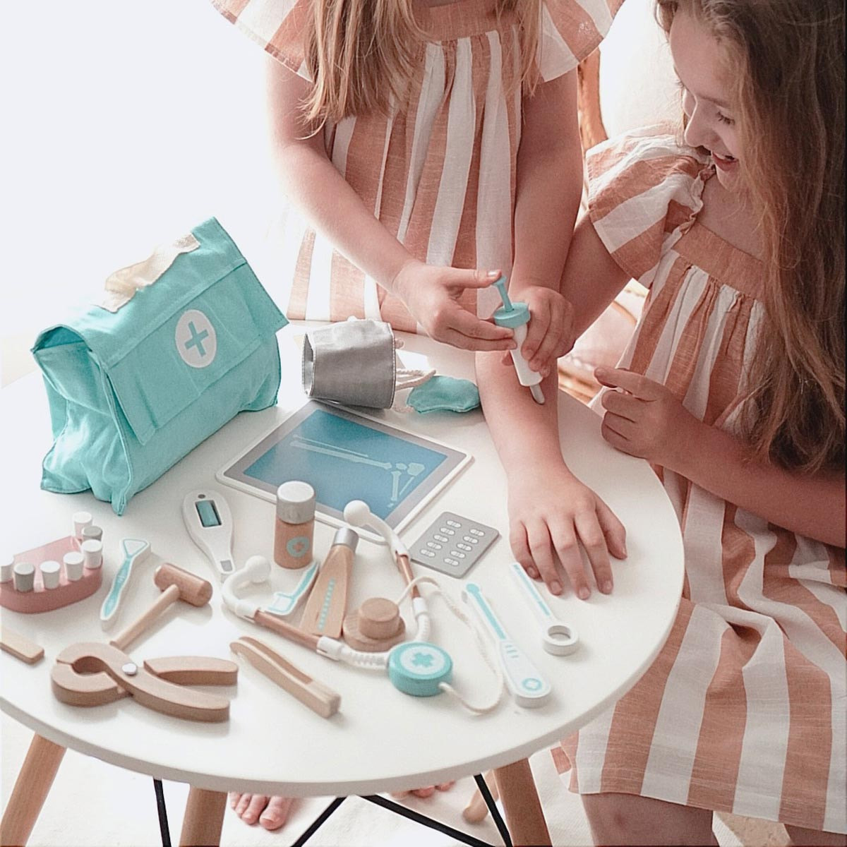 maletín de doctor MEDIKID con accesorios de madera para niños