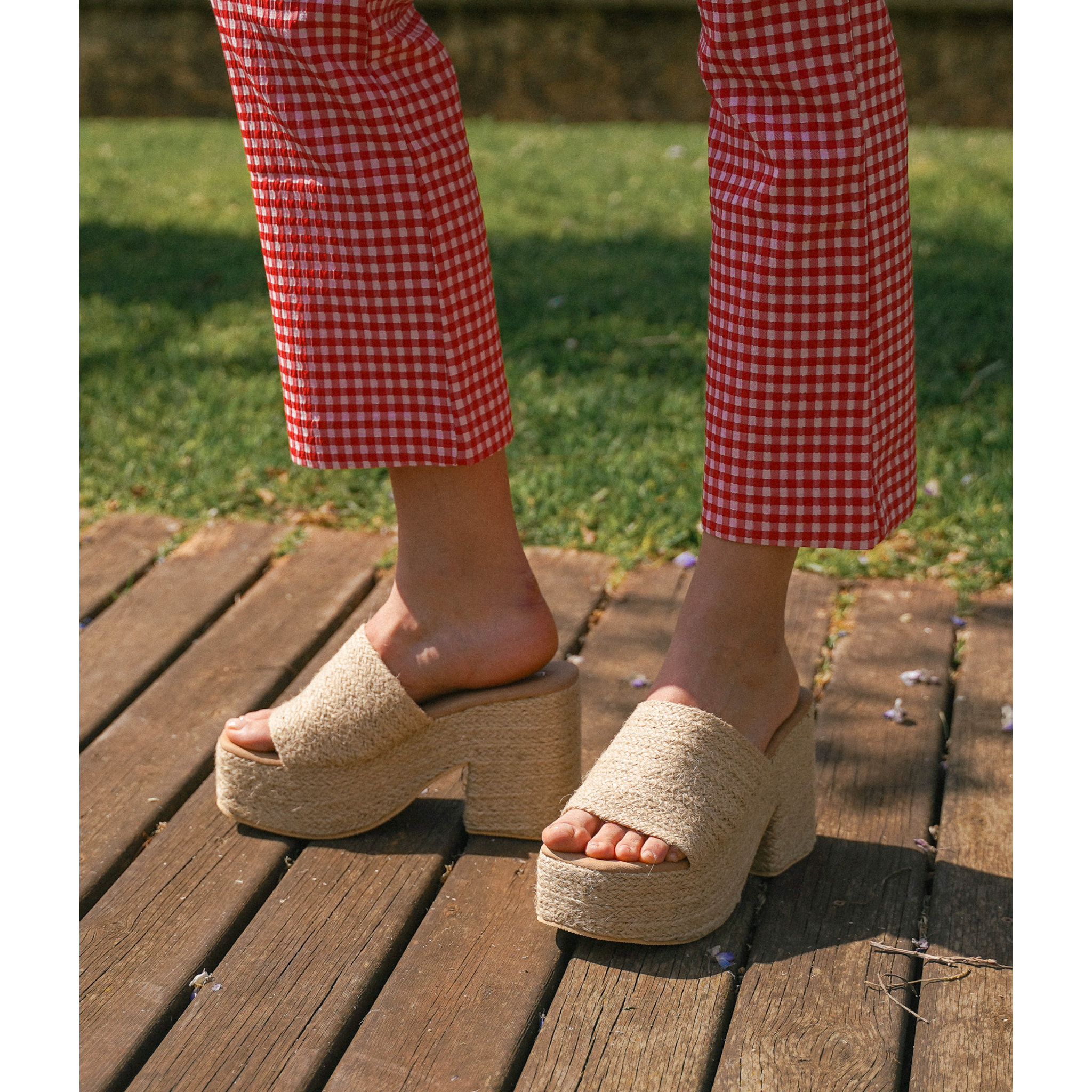 Sandalias de esparto con tacón y plataforma
