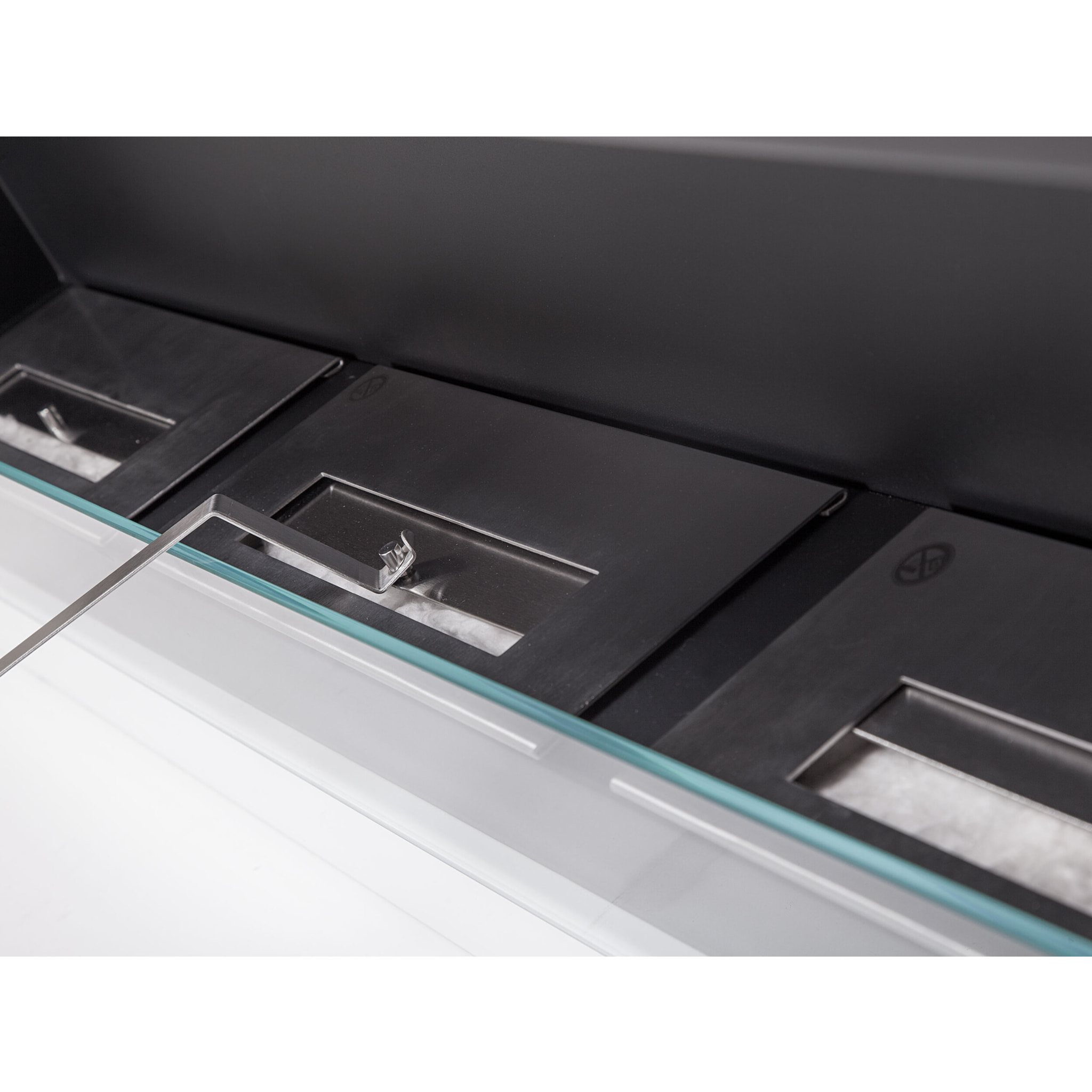 Très grande cheminée murale à l'éthanol en acier et verre trempé