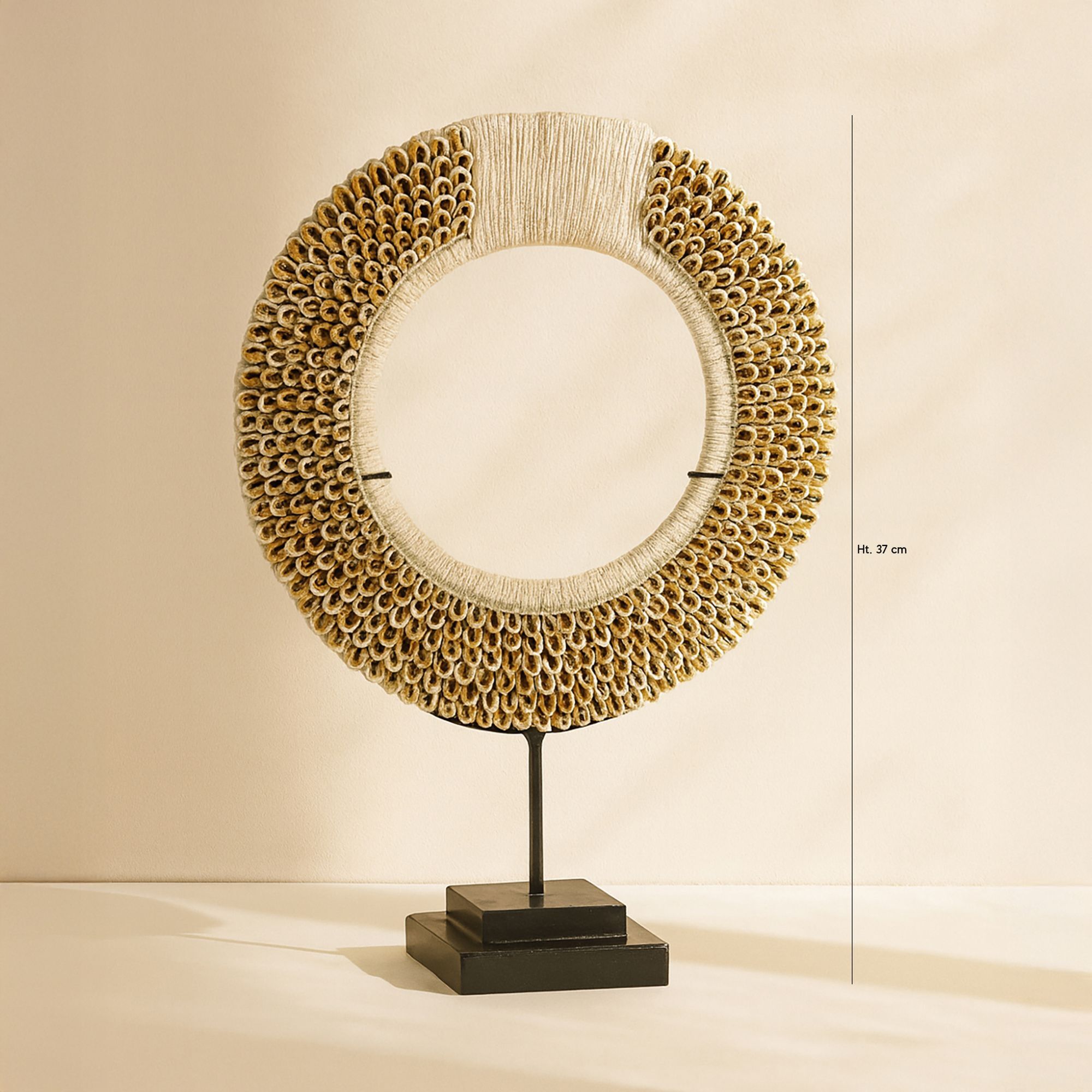 Collier en coquillages sur socle en métal  LINH