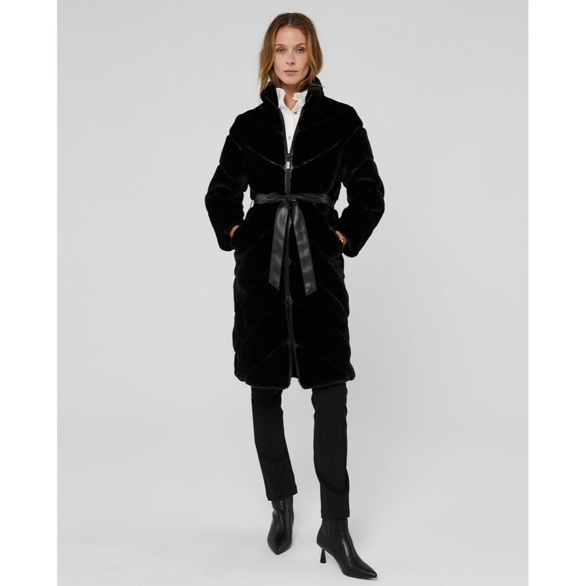 Cappotto di pelliccia di lunghezza media con tagli a spina di pesce